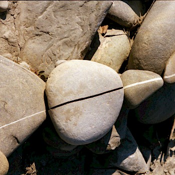 Weisse Adern in verschiedenen Steinen zu einer Linie gefügt