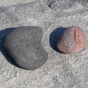 Ein schwarzer und ein roter Stein